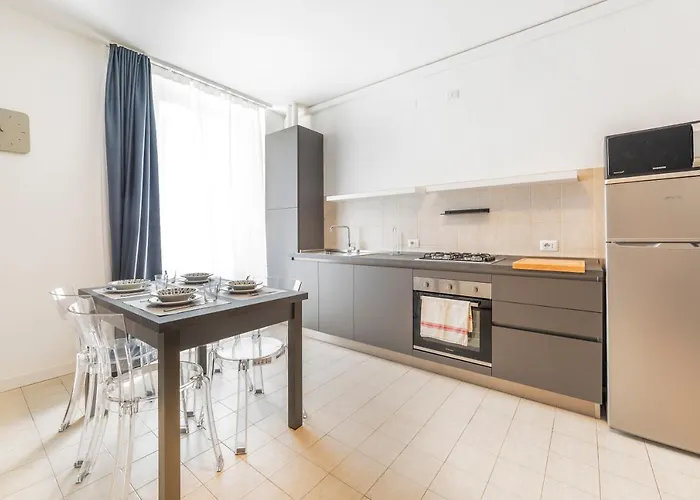 Roomy Apartment X6 close to Subway!